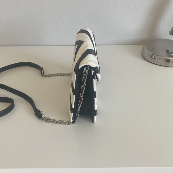 Express Cross Body - Picture 3 of 10